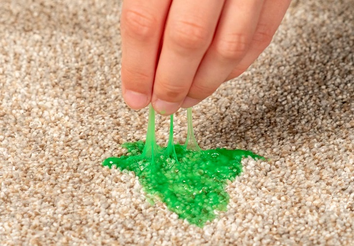 Cách tẩy slime khô trên thảm, ghế sofa, quần áo và vải